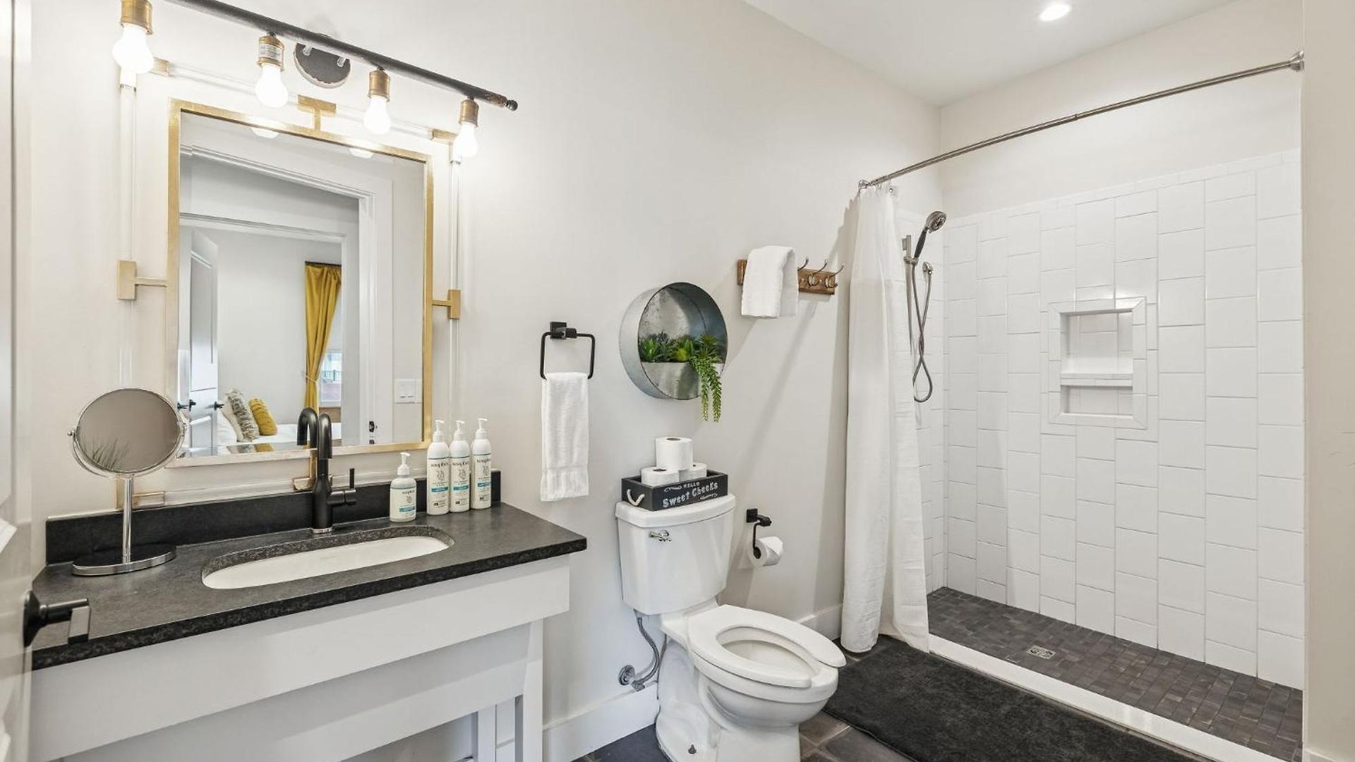 Luxury 2br Midtown Near Broadway & Pool Holiday home Nashville