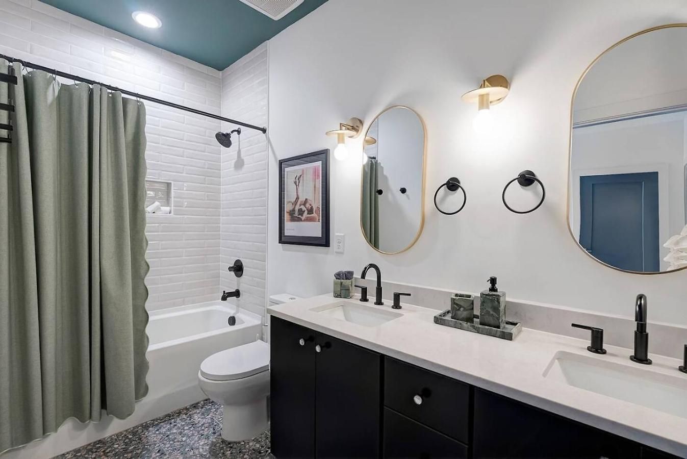 Holiday home Elegant With Downtown Views Rooftop Hot Tub And Garage *