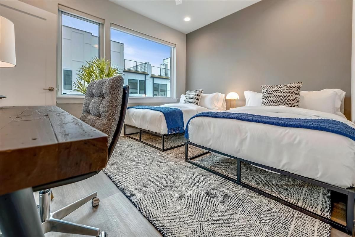 Holiday home 3 Townhomes Hot Tub & Rooftop Decks *