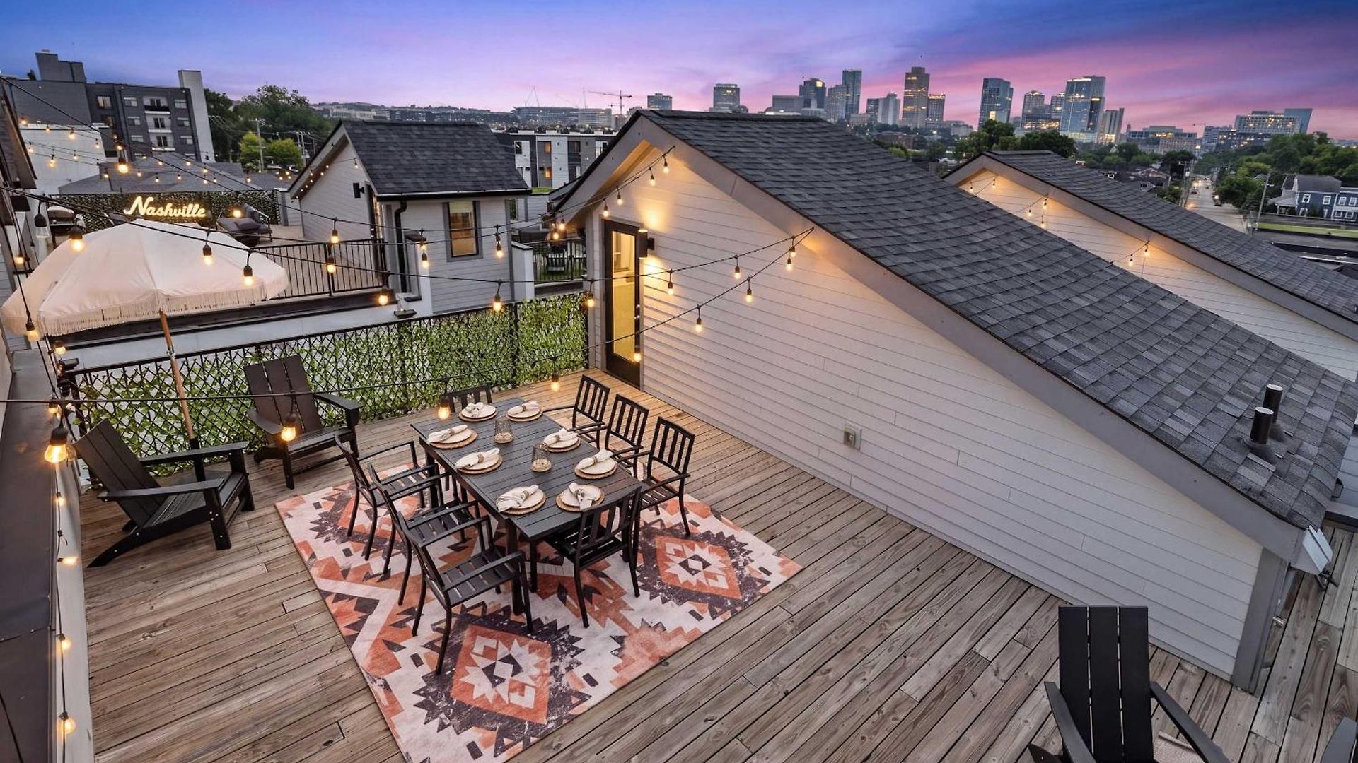 The Velvet Spur - Rooftop Retreat Near Germantown Holiday home
