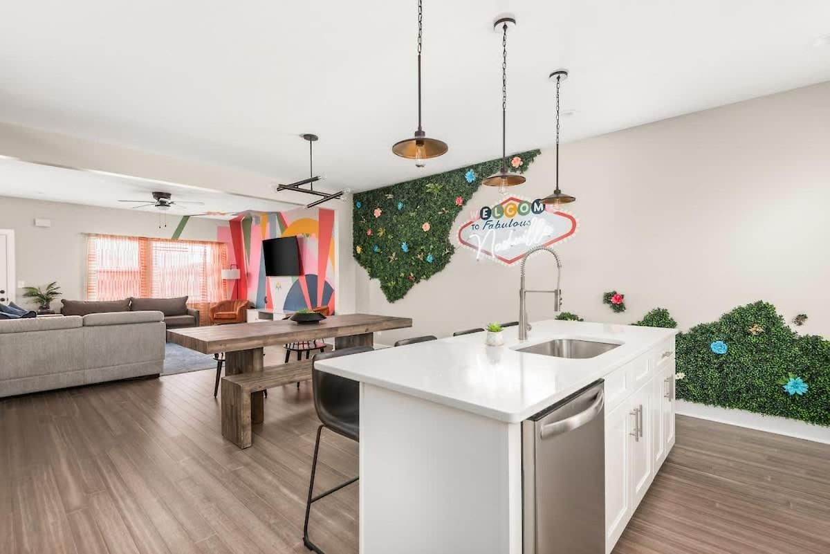 Luxury Townhome Rooftop Deck Near Broadway Holiday home