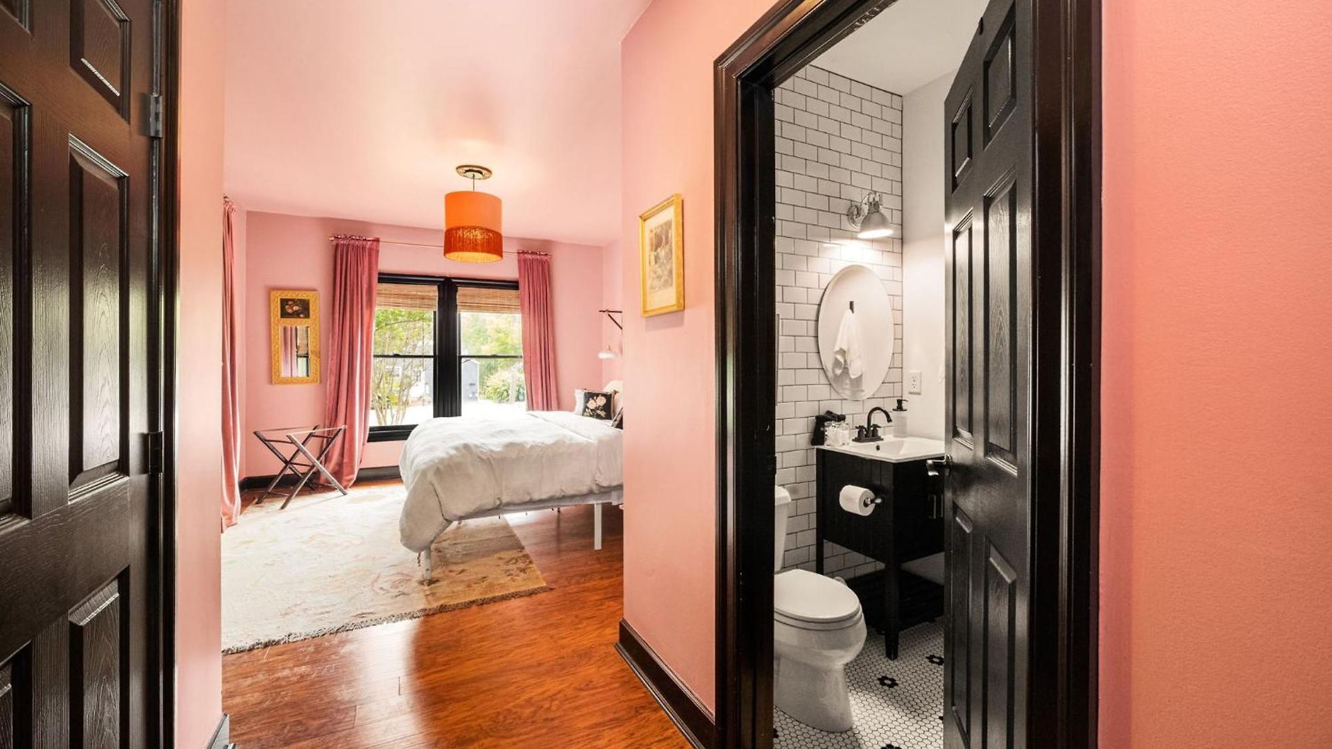 Charming East Mins From Downtown Holiday home