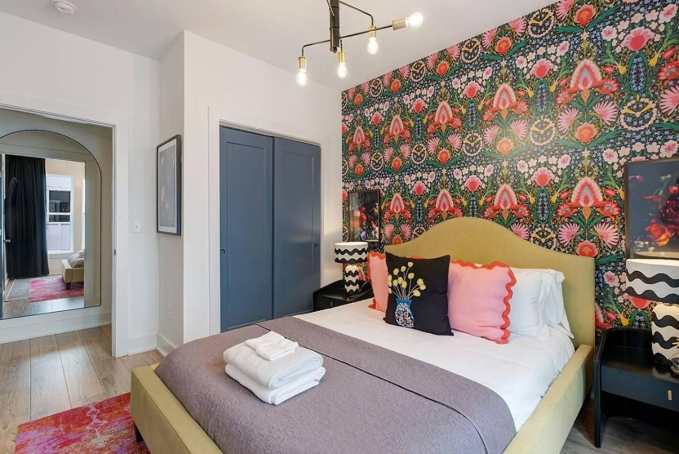 Elegant With Downtown Views Rooftop Hot Tub And Garage Holiday home