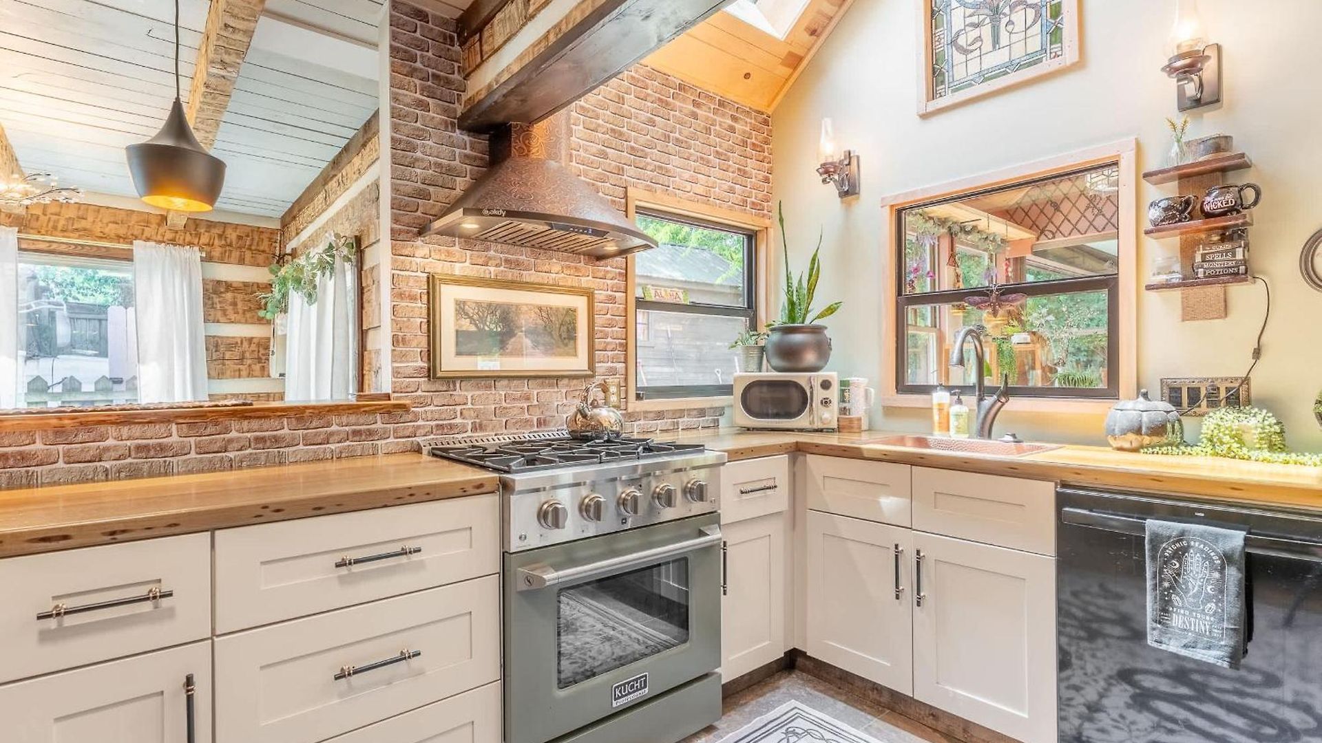 Holiday home The Magic Cottage- Artsy Escape With Hot Tub & Charm *