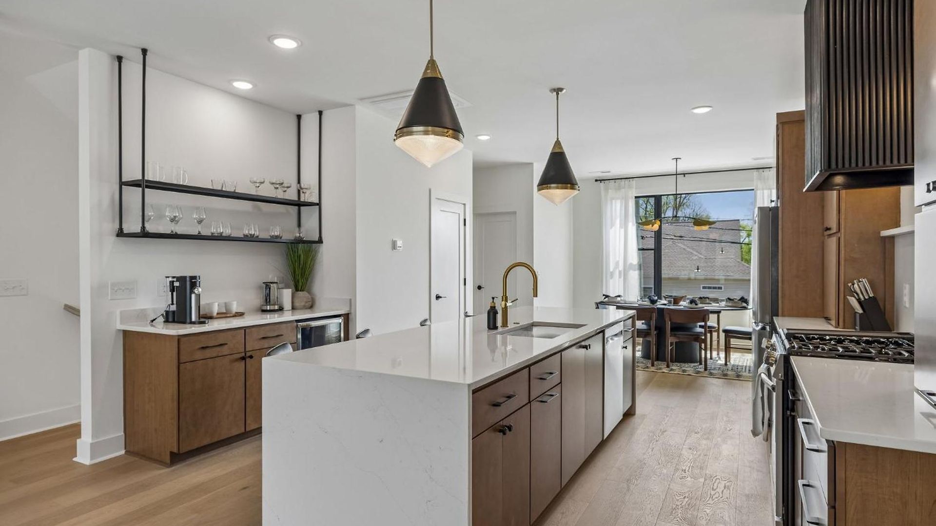 Contemporary Townhome Rooftop Hot Tub & Fireplace *