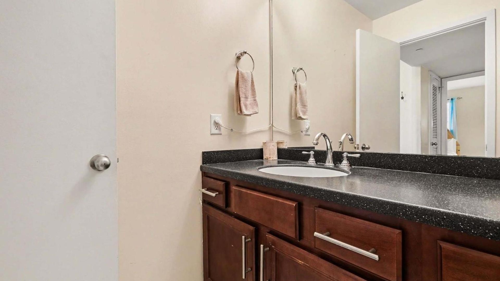 Holiday home Flow - Pool - River Views - Mins To Broadway *