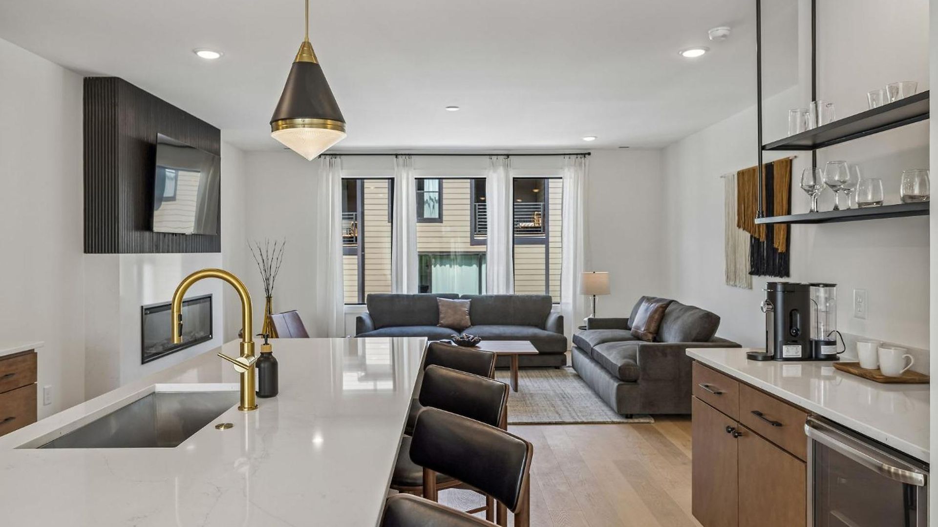 Contemporary Townhome Rooftop Hot Tub & Fireplace * Nashville