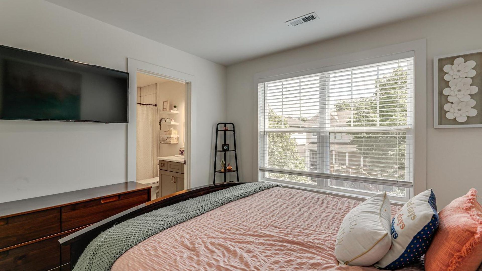 4 Mi To Broadway: Chic Townhome W/ Office! Holiday home