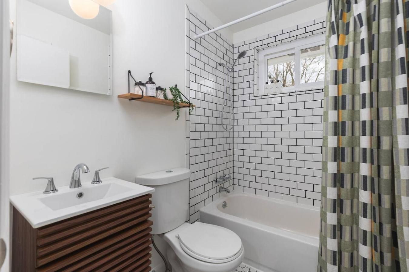 With Fenced In Yard And Firepit, Walk To Coffee And Food Holiday home
