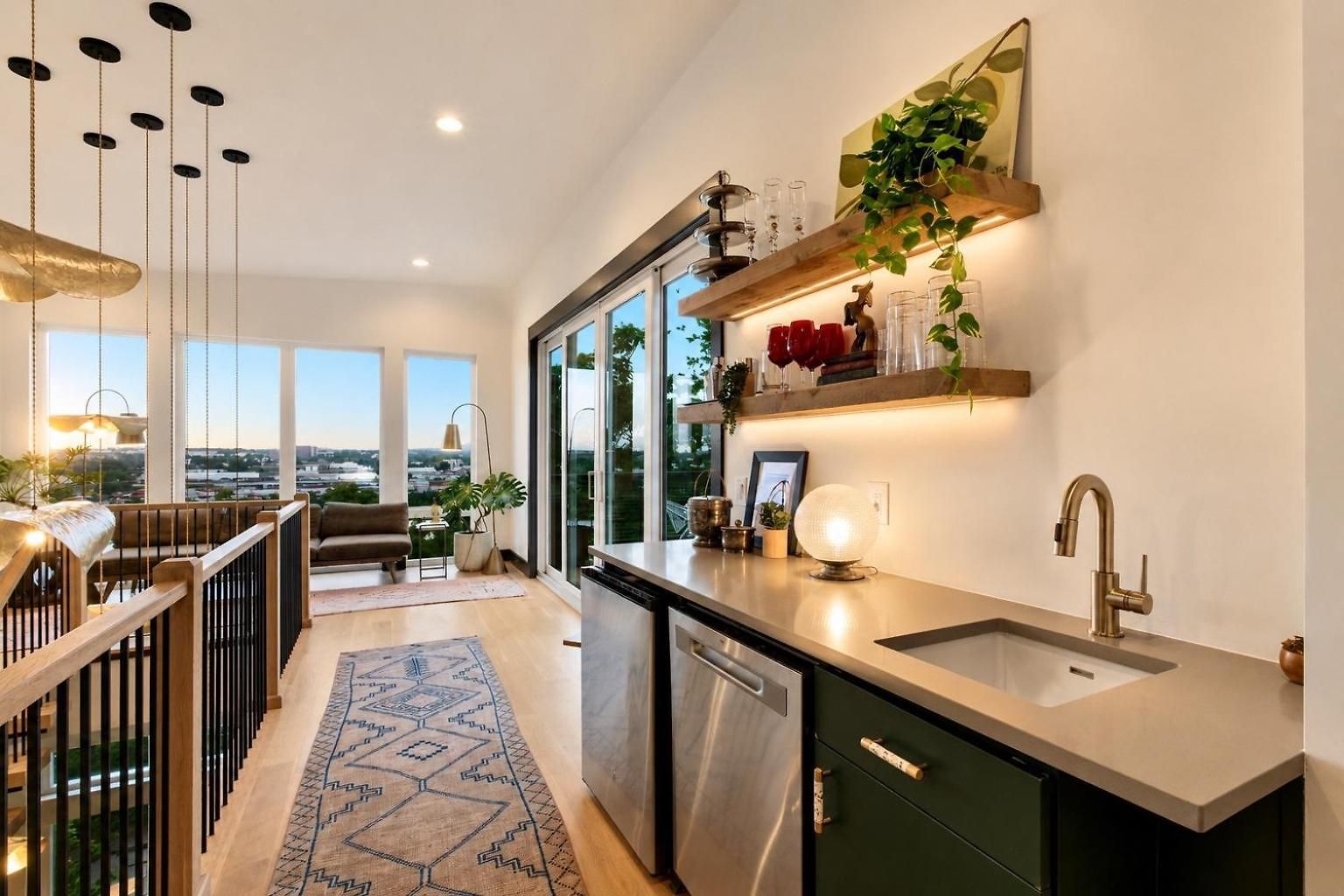 The Songwriter's Mansion Rooftop & Skyline Views Holiday home
