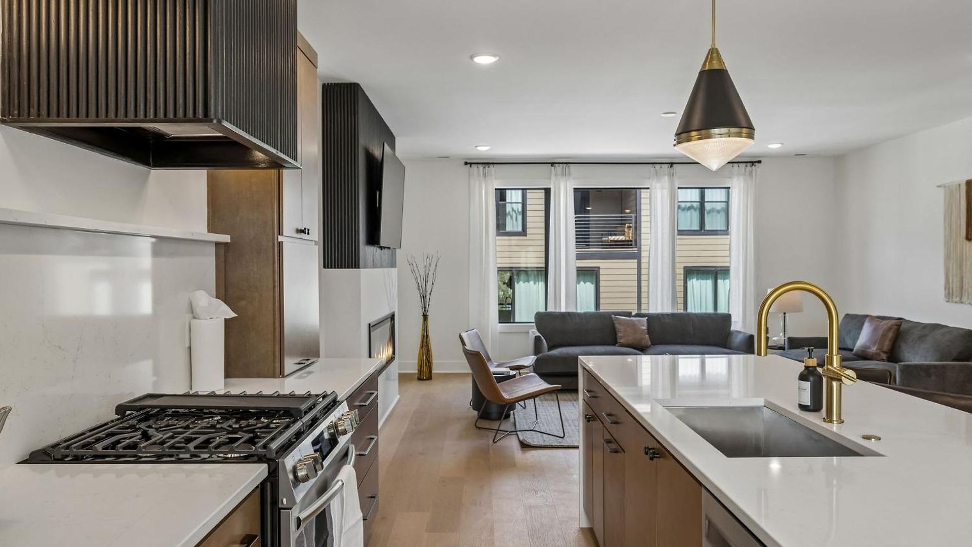 Contemporary Townhome Rooftop Hot Tub & Fireplace Holiday home Nashville