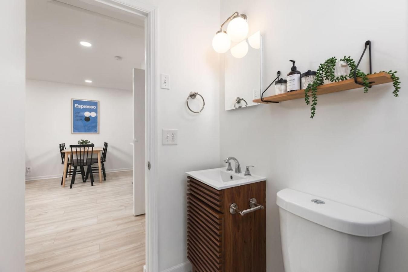 With Fenced In Yard And Firepit, Walk To Coffee And Food Holiday home