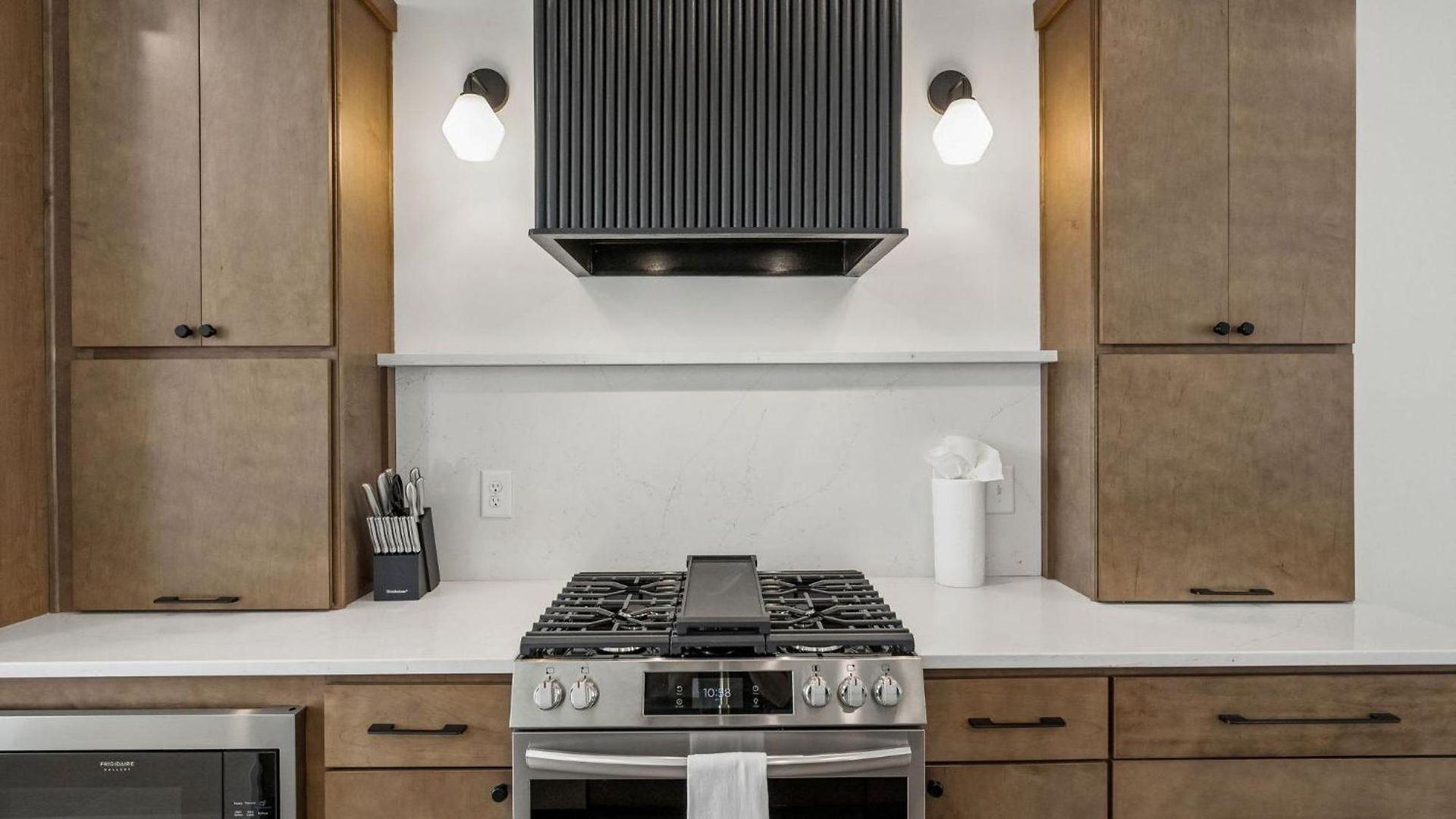 Contemporary Townhome Rooftop Hot Tub & Fireplace Holiday home *