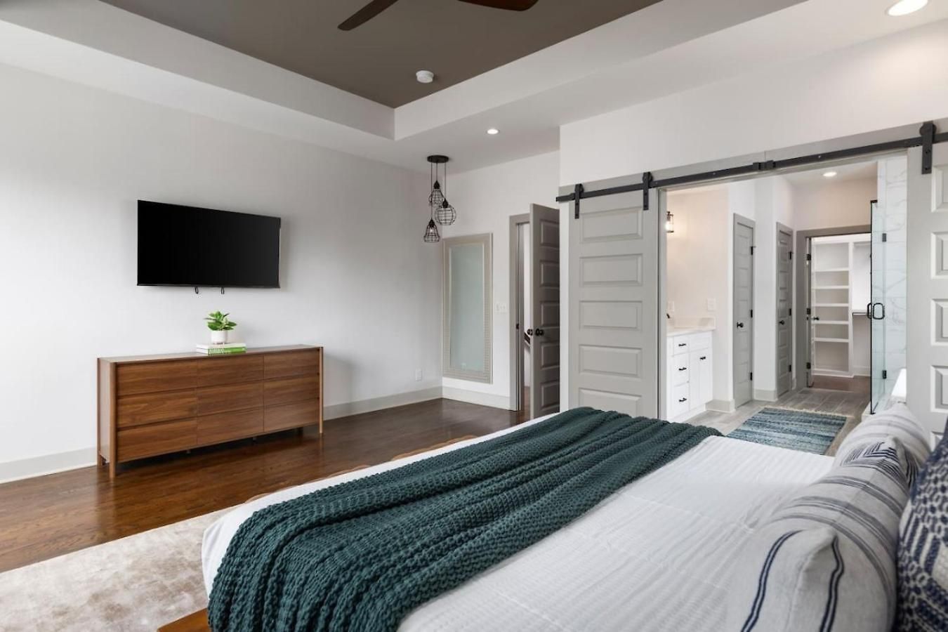 House With Rooftop Patio, Next To A Park, 3 Miles To Downtown