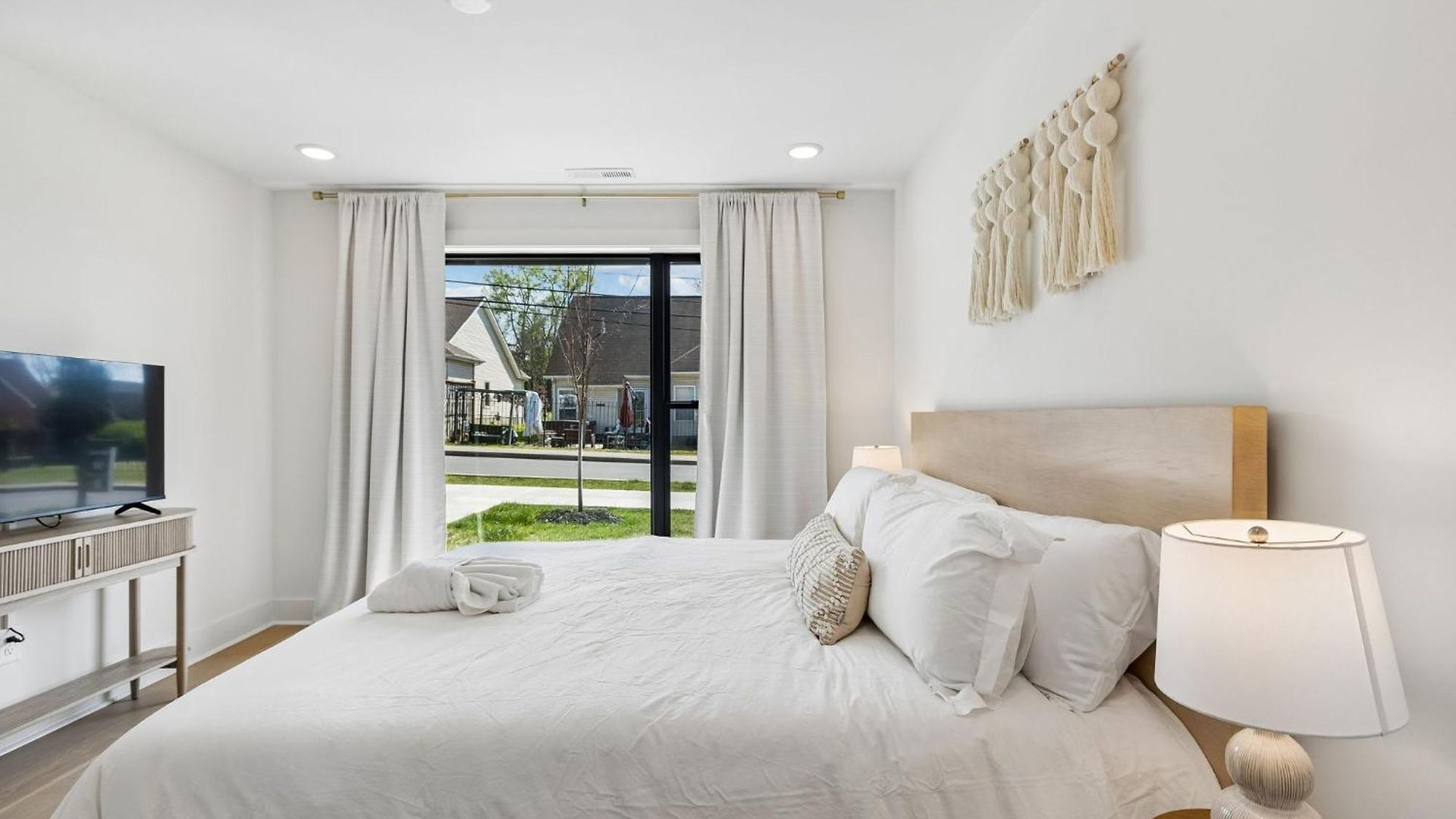 Fancy Townhouse With Rooftop Hot Tub & Fireplace Nashville