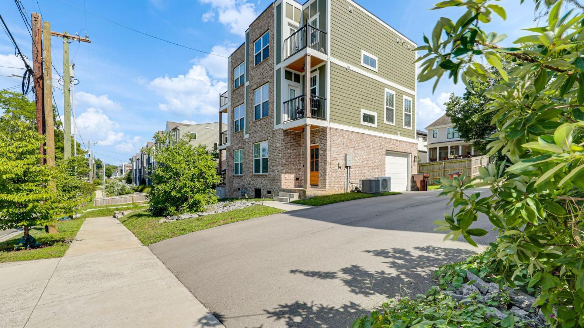 4 Mi To Broadway: Chic Townhome W/ Office! Holiday home