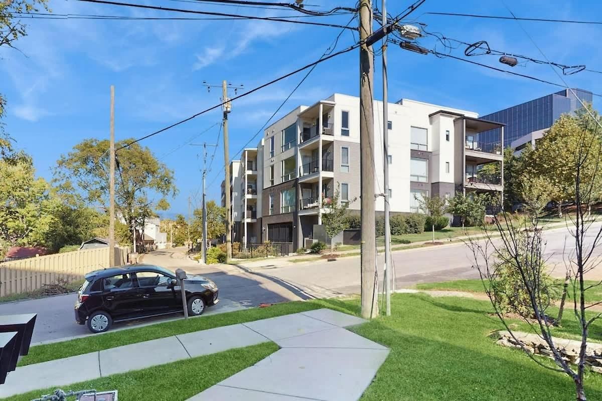Downtown West End Retreat Near Broadway *