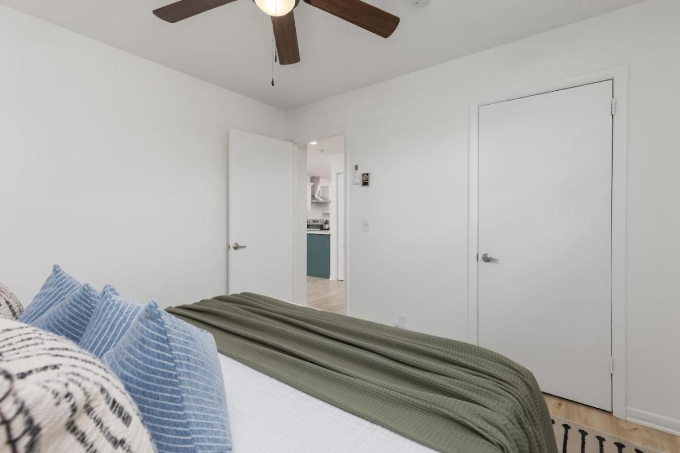 With Fenced In Yard And Firepit, Walk To Coffee And Food Holiday home