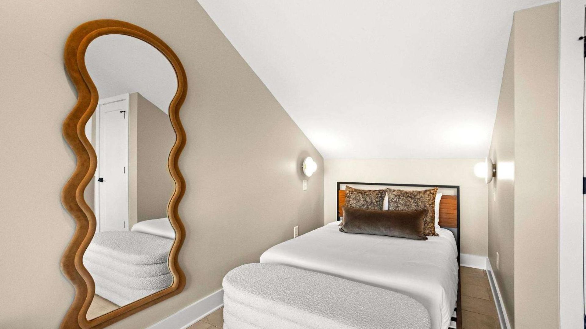 2 Units Sleeps 24 Nashville's Location *