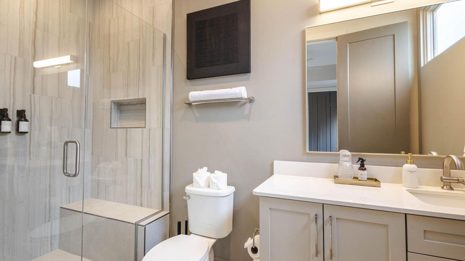 Holiday home The Amenities | Heated Pool | 7 Mins-broadway *