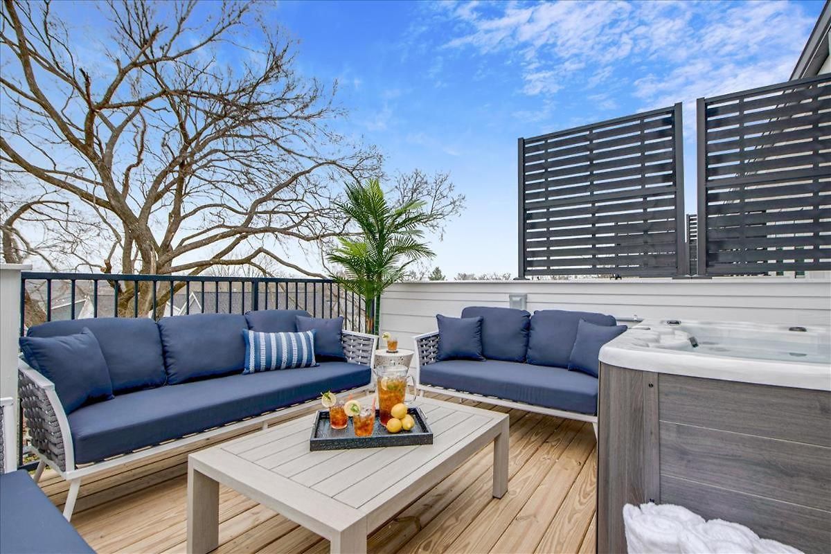 3 Townhomes Hot Tub & Rooftop Decks Holiday home Nashville