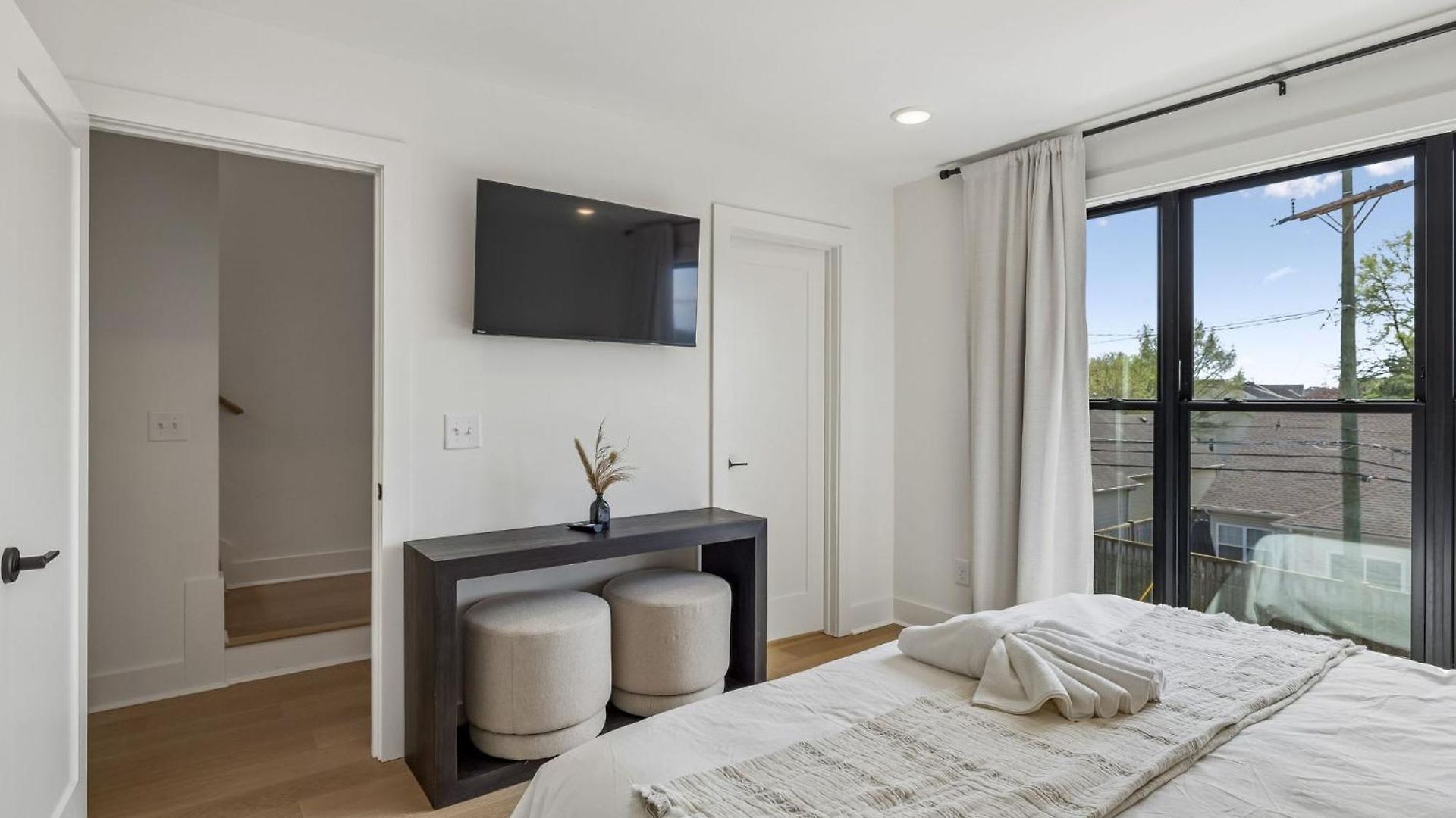 Contemporary Townhome Rooftop Hot Tub & Fireplace Holiday home Nashville