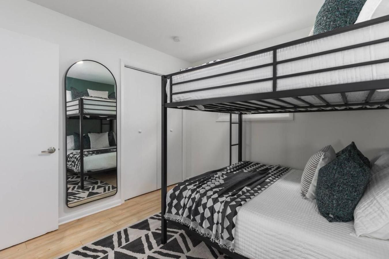 With Fenced In Yard And Firepit, Walk To Coffee And Food * Nashville