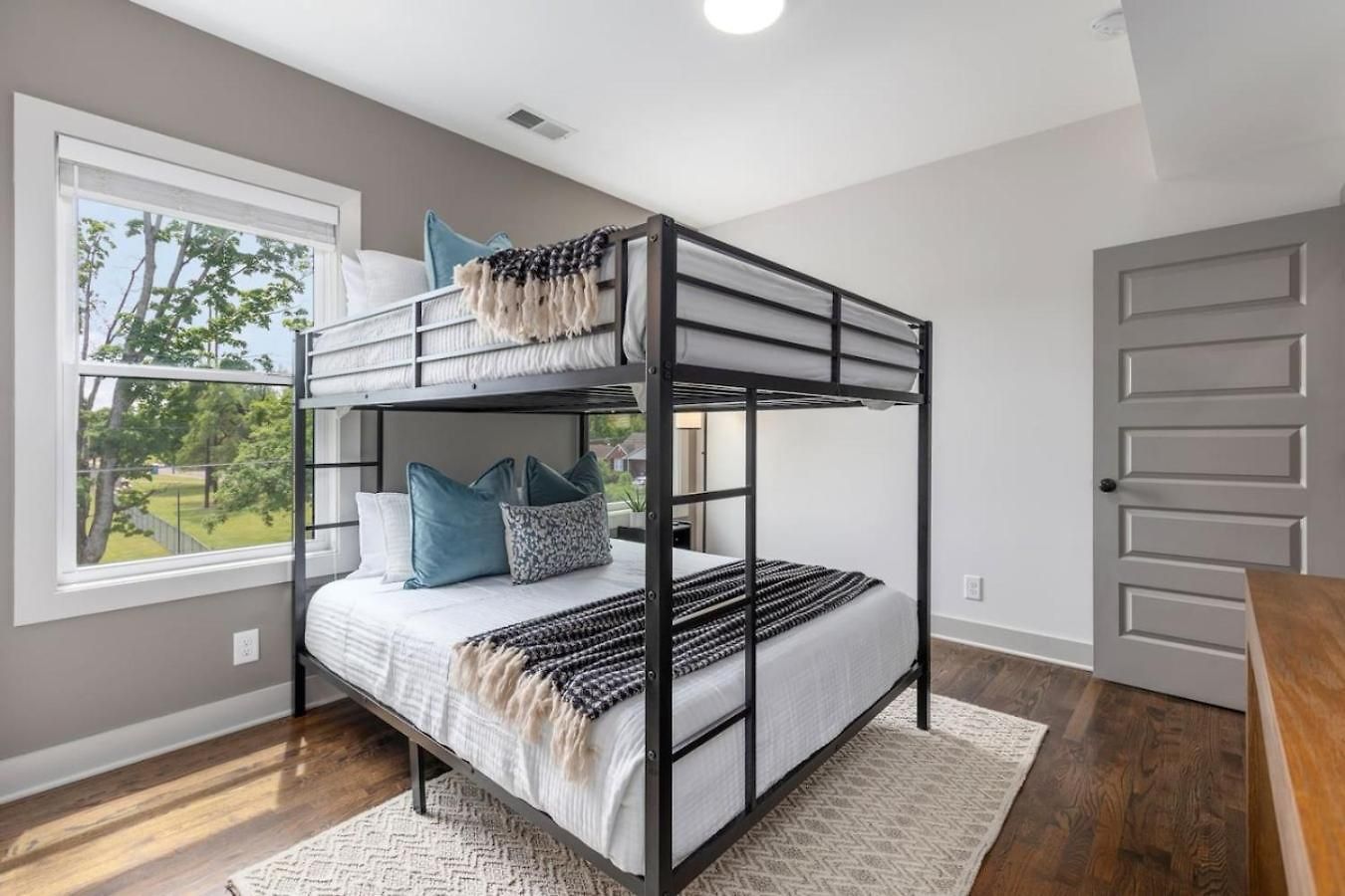 House With Rooftop Patio, Next To A Park, 3 Miles To Downtown Holiday home *