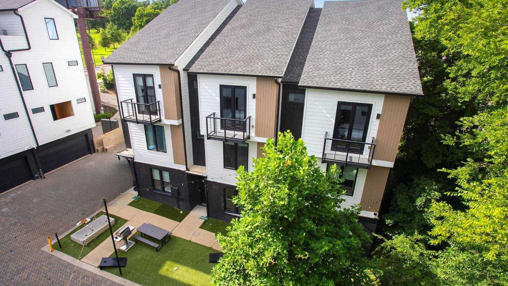 2 Units Sleeps 24 Nashville's Location * Nashville