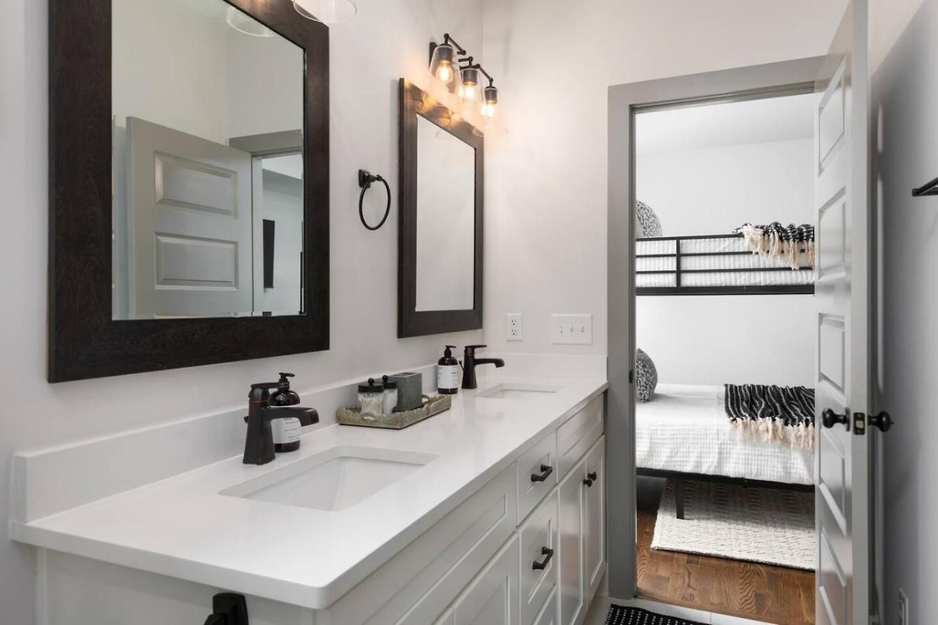 House With Rooftop Patio, Next To A Park, 3 Miles To Downtown