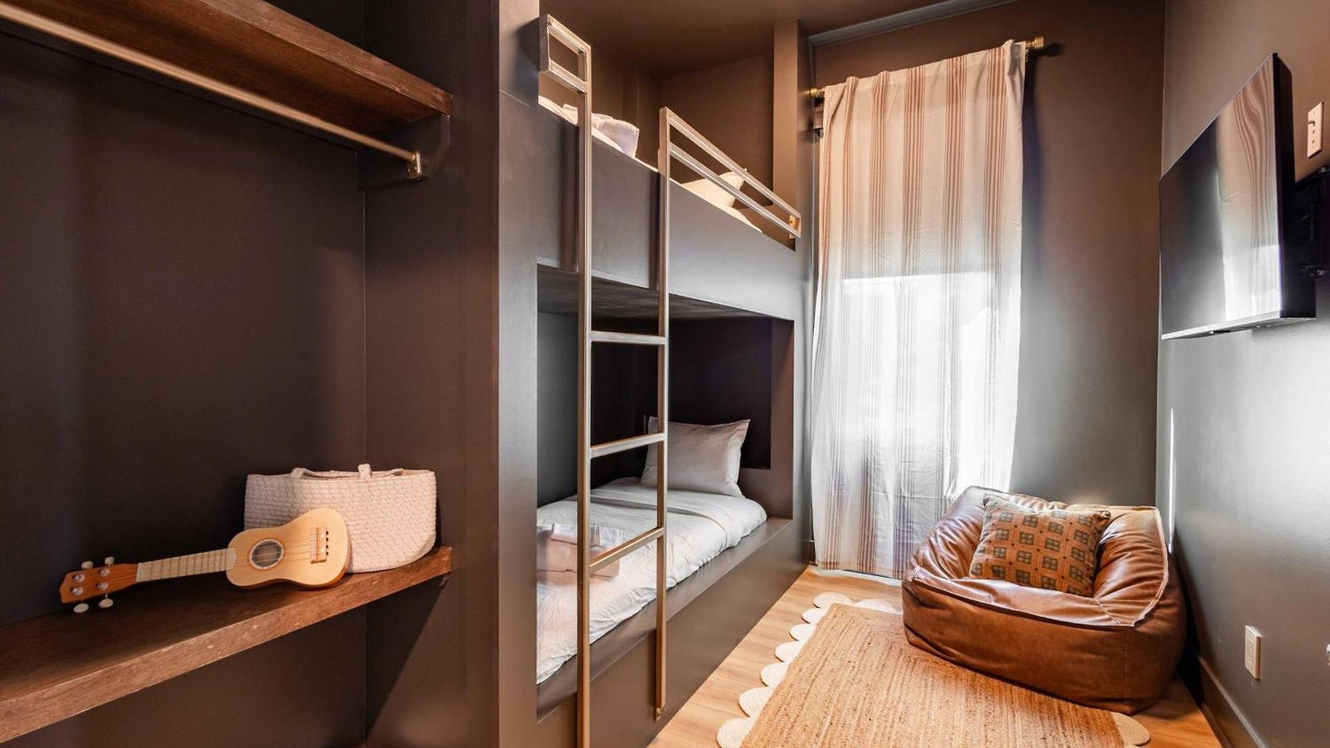 The Amenities | Heated Pool | 7 Mins-broadway Holiday home *