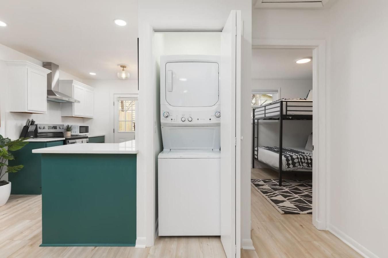 With Fenced In Yard And Firepit, Walk To Coffee And Food Holiday home Nashville