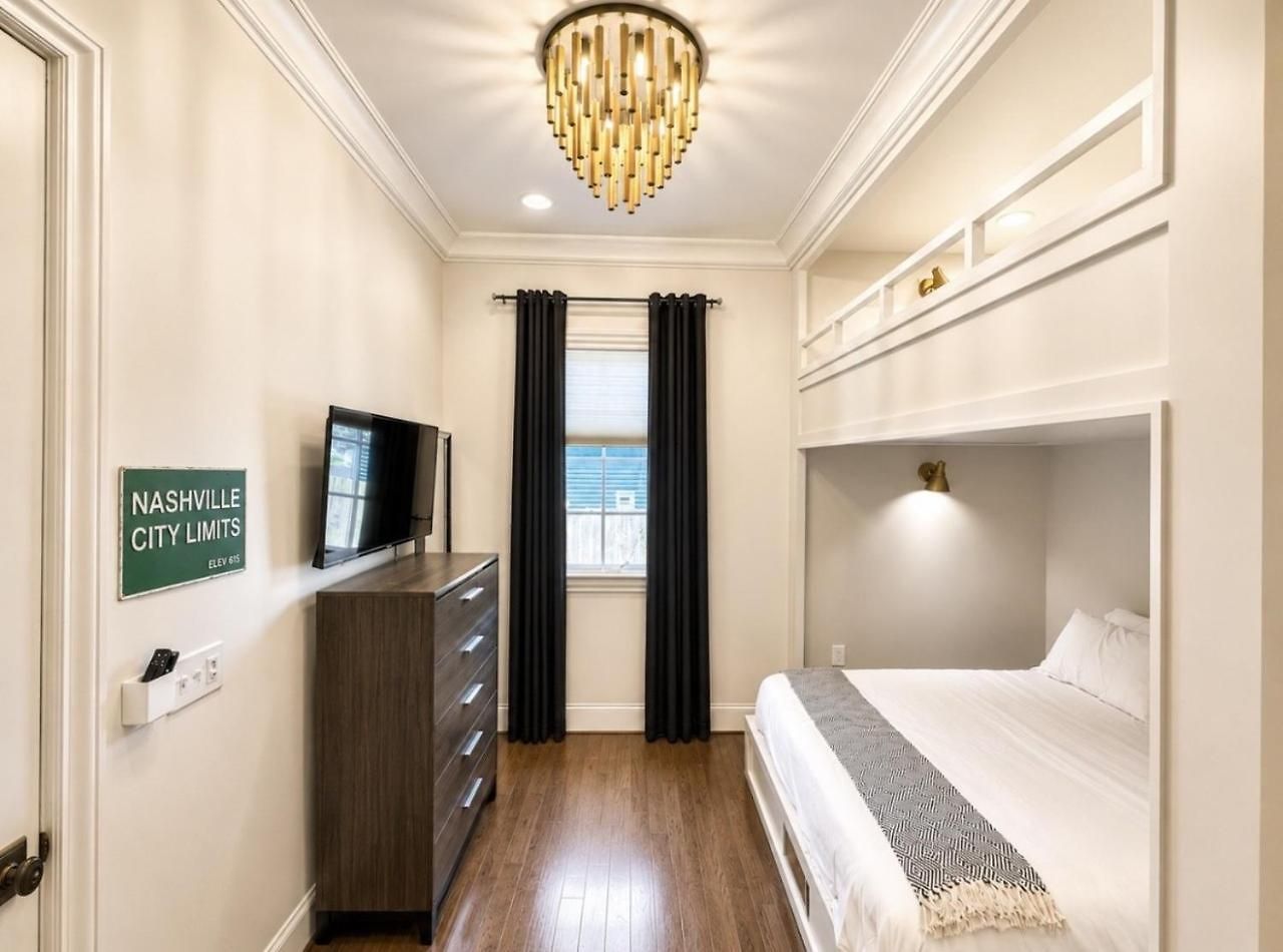 Amazing Group Townhouse 7 Min To Broadway Holiday home *