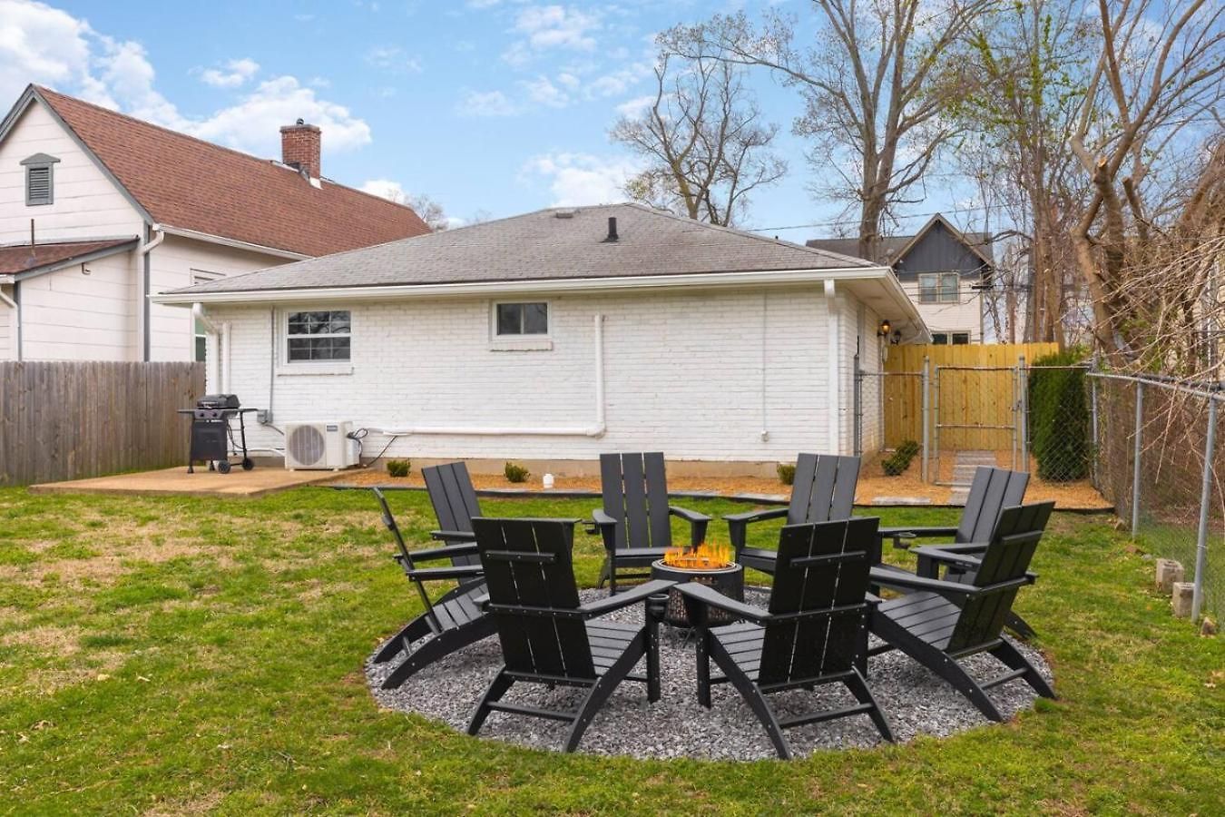 With Fenced In Yard And Firepit, Walk To Coffee And Food * Nashville