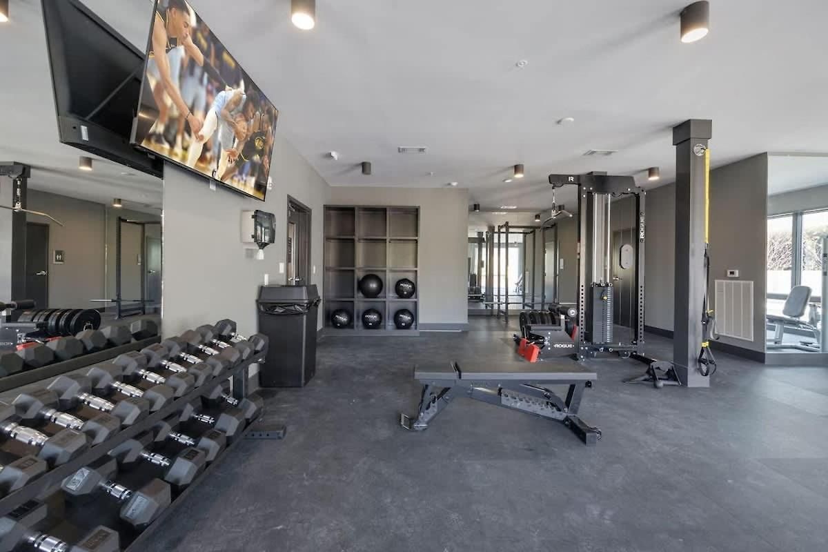 Misty-odyssey-mins To Broadway-pool & Full Gym *