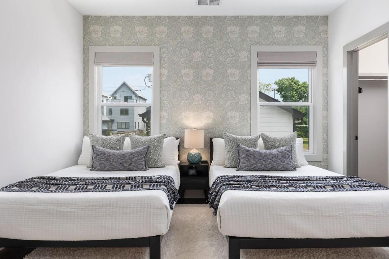 House With Rooftop Patio, Next To A Park, 3 Miles To Downtown Holiday home