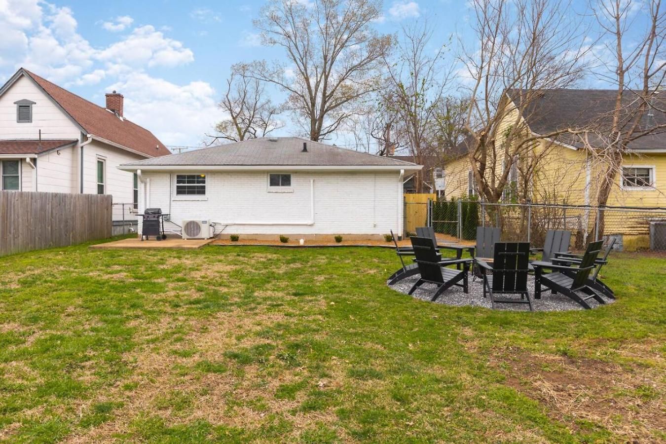 With Fenced In Yard And Firepit, Walk To Coffee And Food Holiday home *