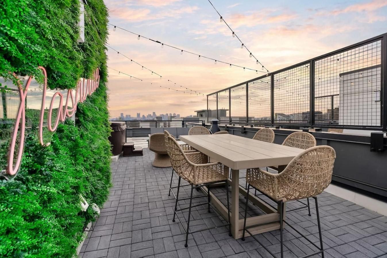 Elegant With Downtown Views Rooftop Hot Tub And Garage Holiday home Nashville