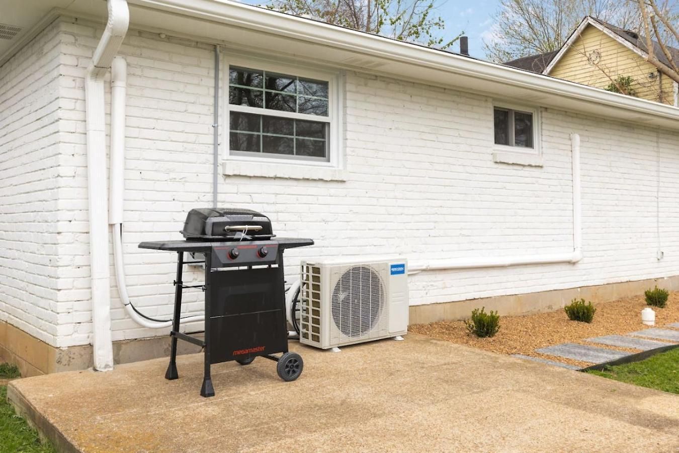 With Fenced In Yard And Firepit, Walk To Coffee And Food