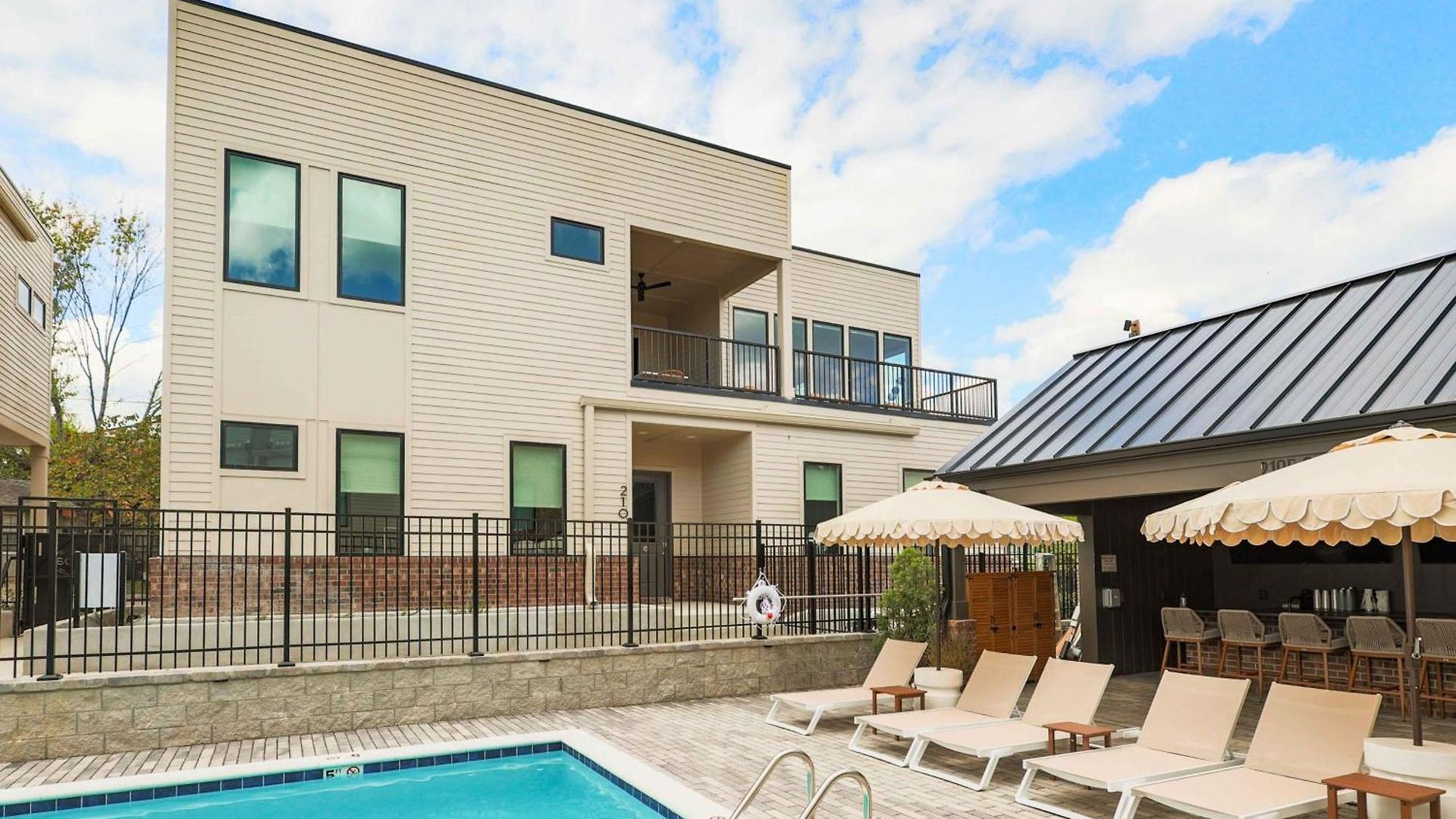 The Amenities | Heated Pool | 7 Mins-broadway Holiday home
