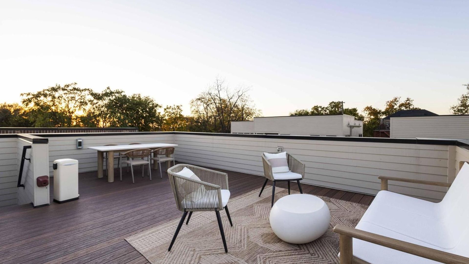 Pool, Gym & Sauna | Fully Gated & Pet-friendly Holiday home *