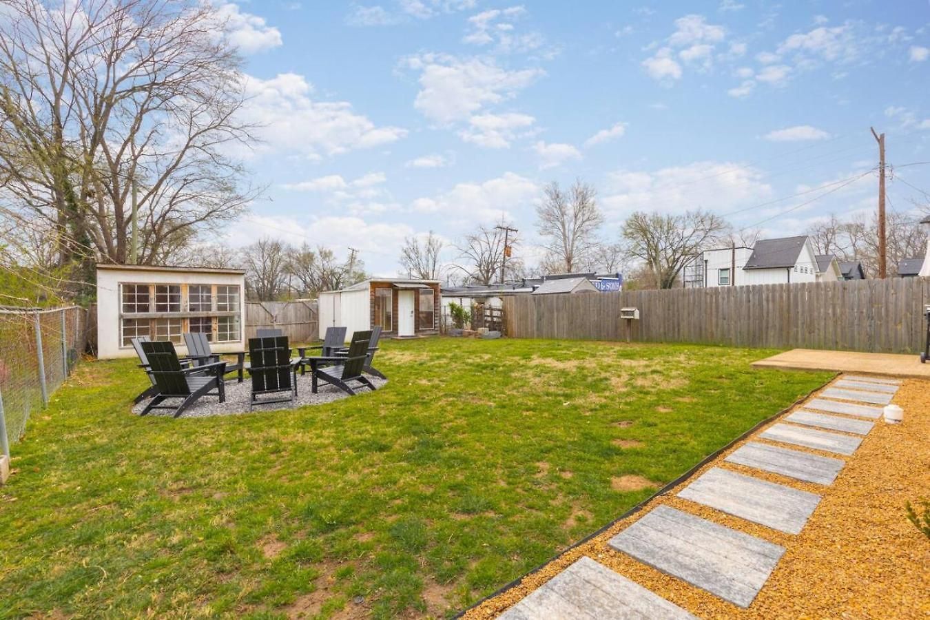 With Fenced In Yard And Firepit, Walk To Coffee And Food *