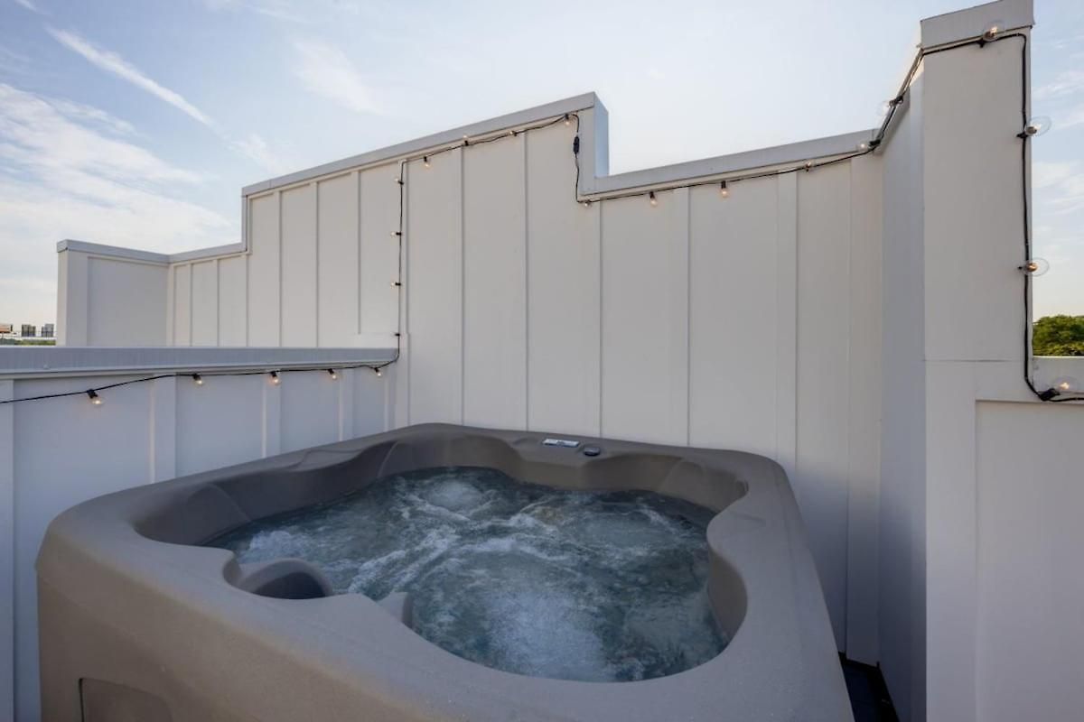 Wildflower - Rooftop Hot Tub - Game