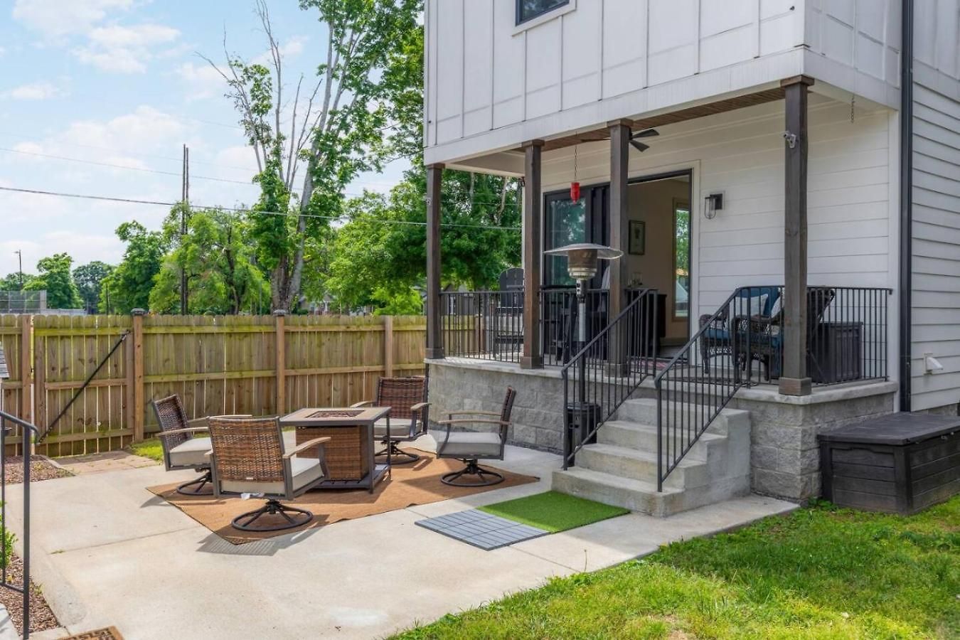 House With Rooftop Patio, Next To A Park, 3 Miles To Downtown Holiday home Nashville