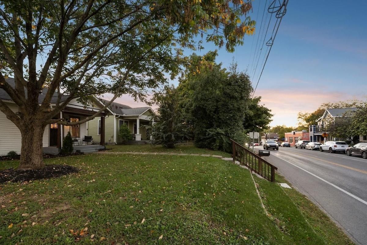 Speakeasy. East Nash. Hot Tub. Mins To Broadway Holiday home