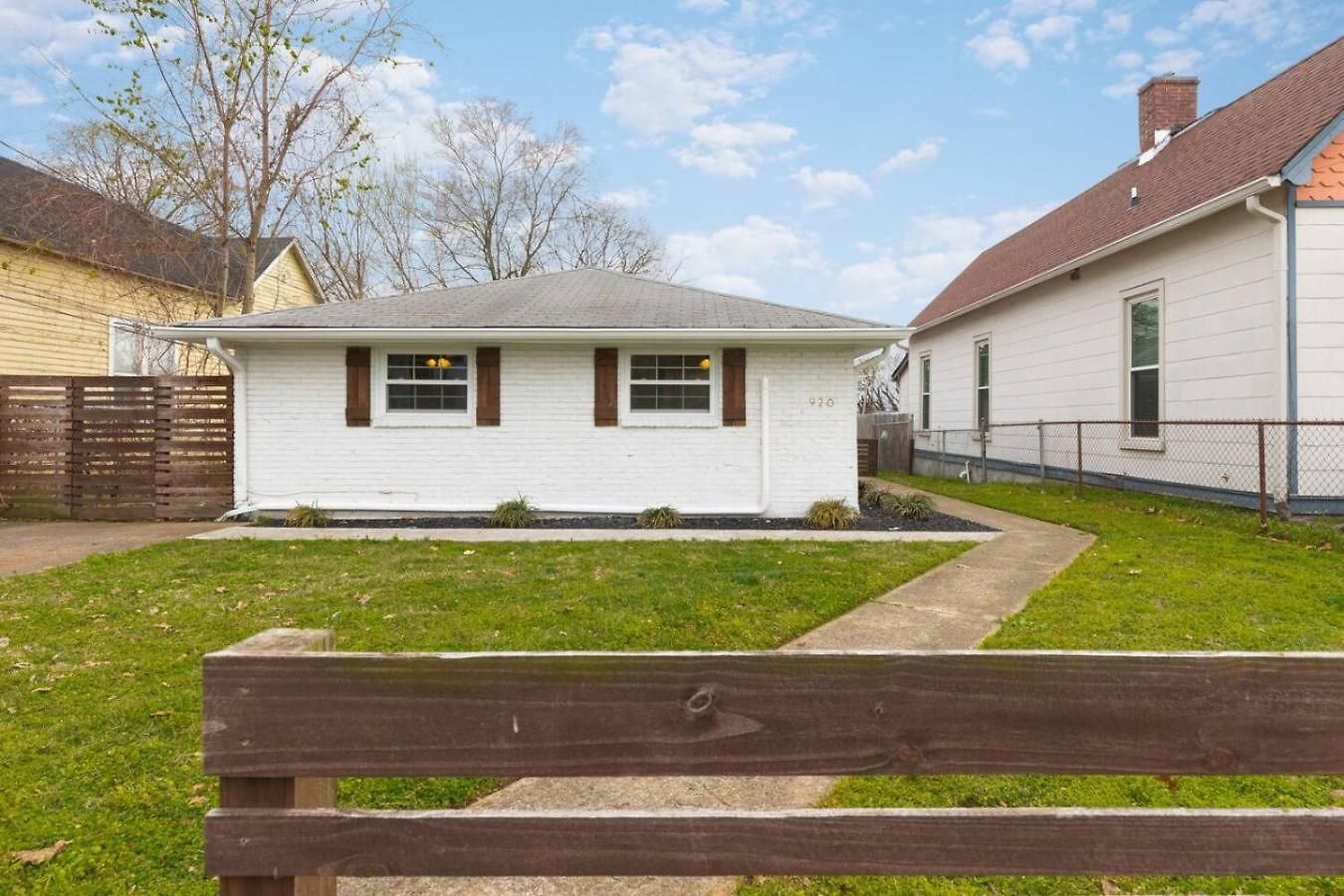 With Fenced In Yard And Firepit, Walk To Coffee And Food * Nashville