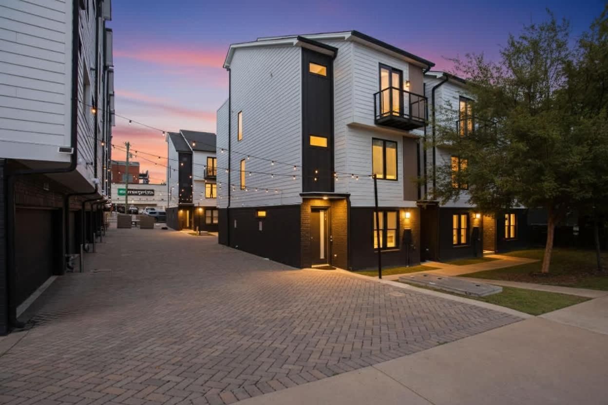 2 Units Sleeps 24 Nashville's Location Holiday home Nashville