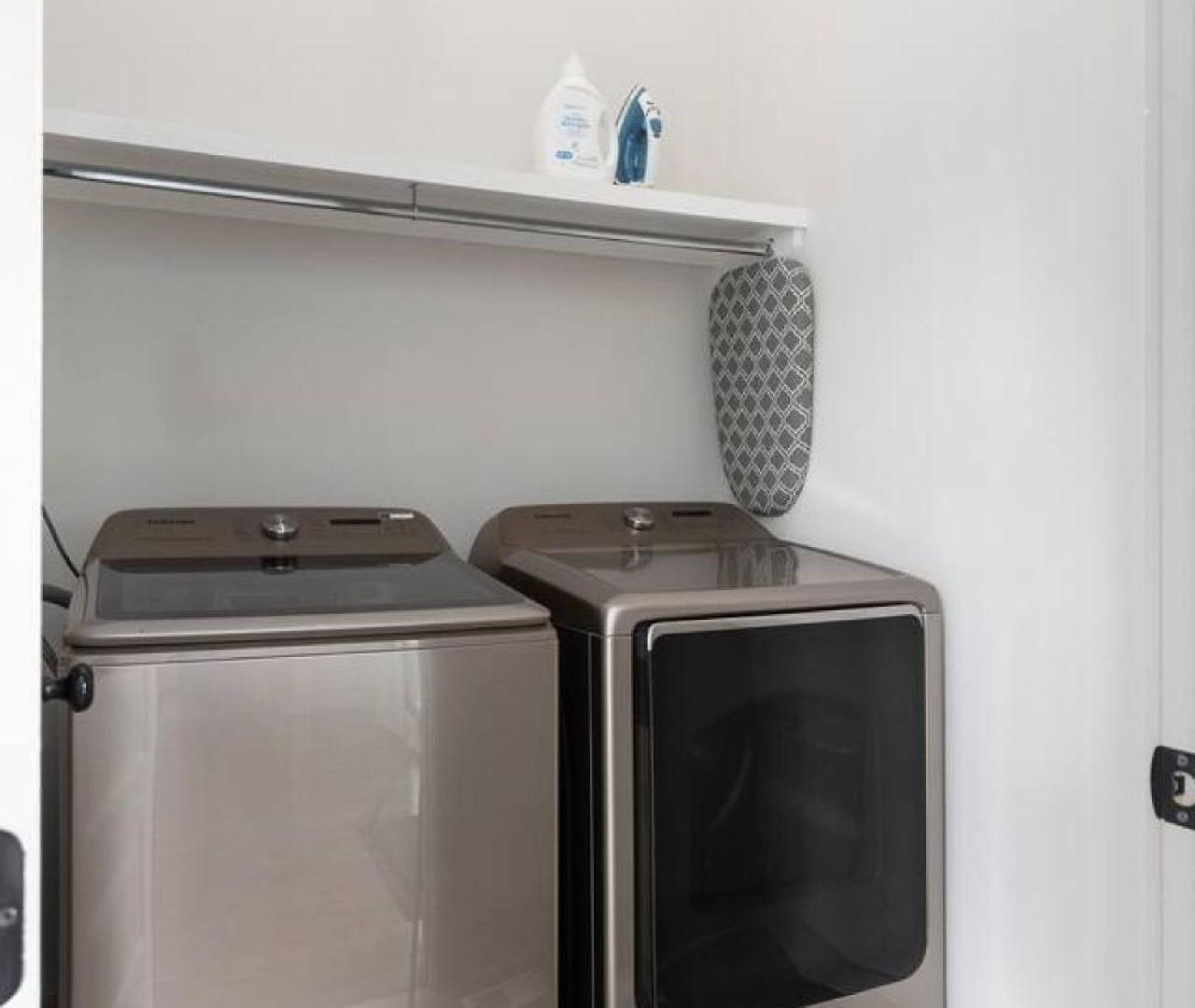 House With Rooftop Patio, Next To A Park, 3 Miles To Downtown Holiday home *