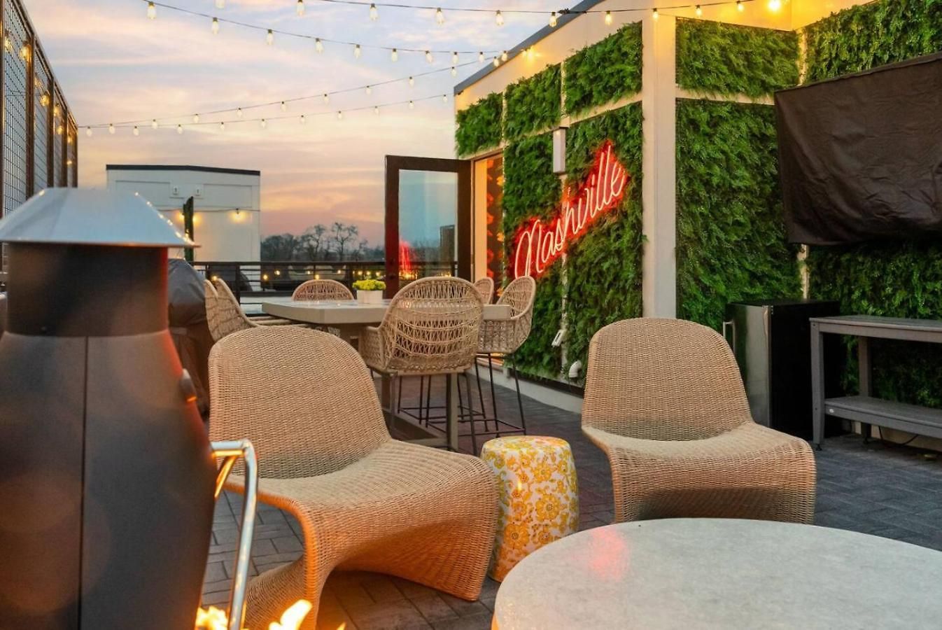 Holiday home Elegant With Downtown Views Rooftop Hot Tub And Garage