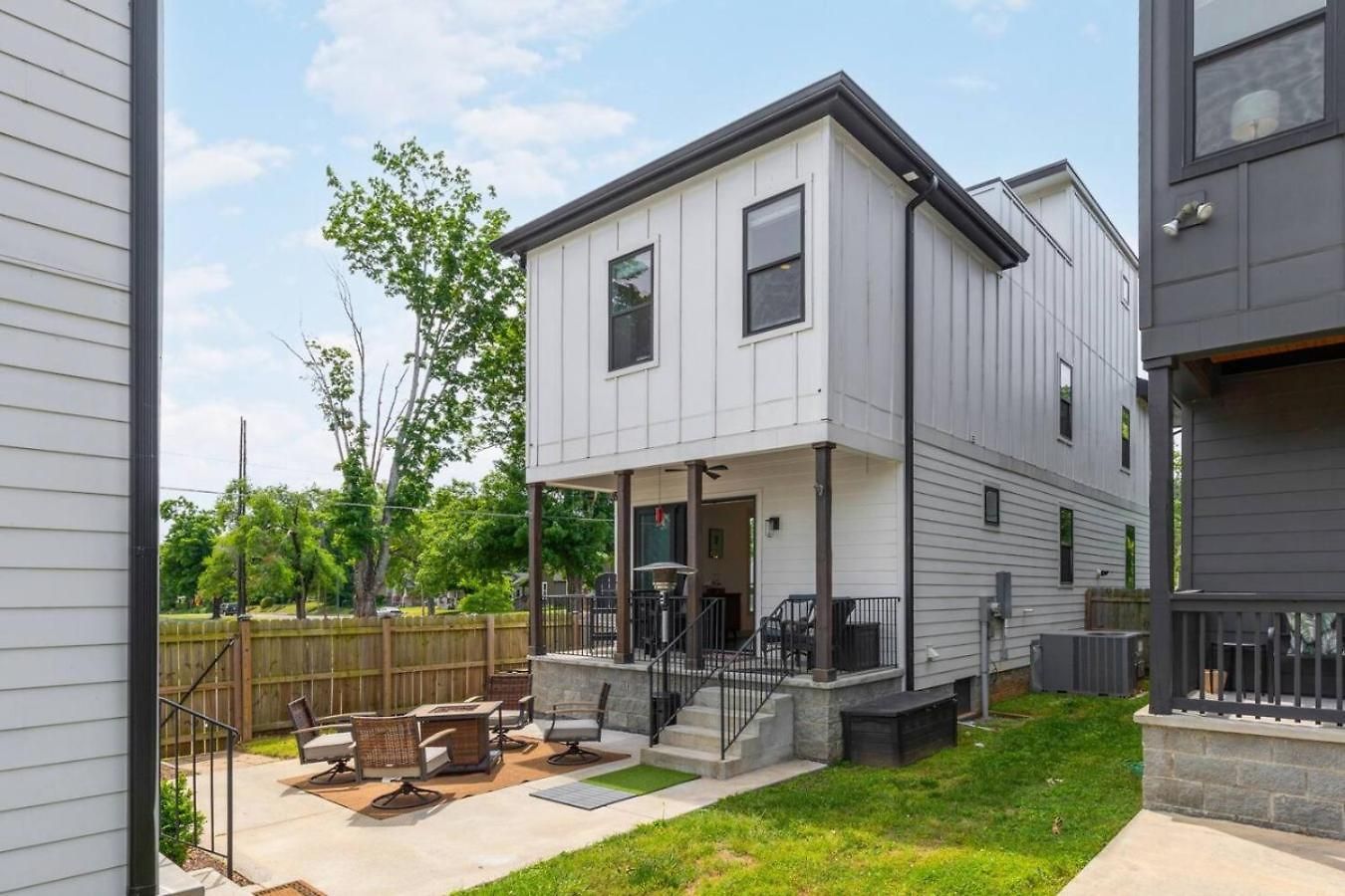 Holiday home House With Rooftop Patio, Next To A Park, 3 Miles To Downtown *